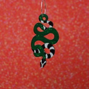Pendiente serpiente verde ilustrada